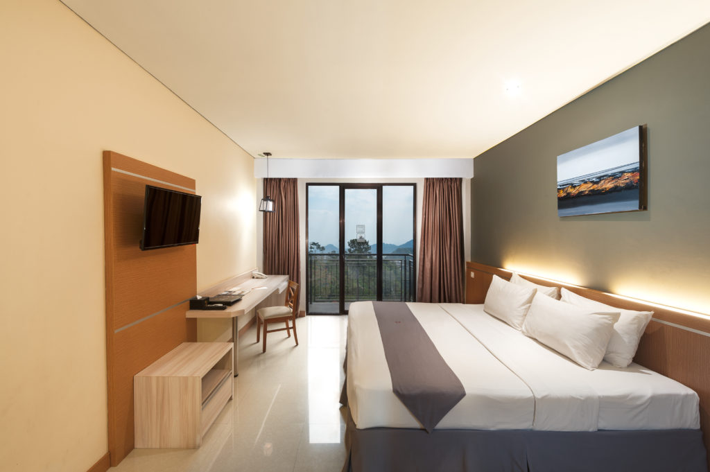 13 Beautiful Bedroom Design Ideas With Balconies