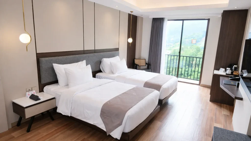 EXECUTIVE ROOM