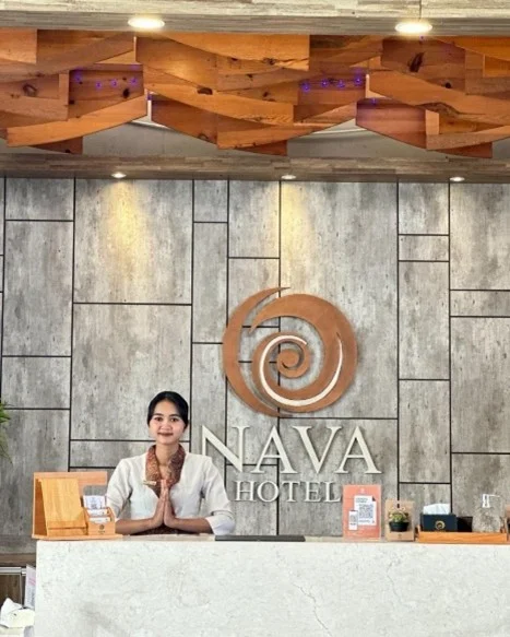 Resepsionis ramah Nava Hotel