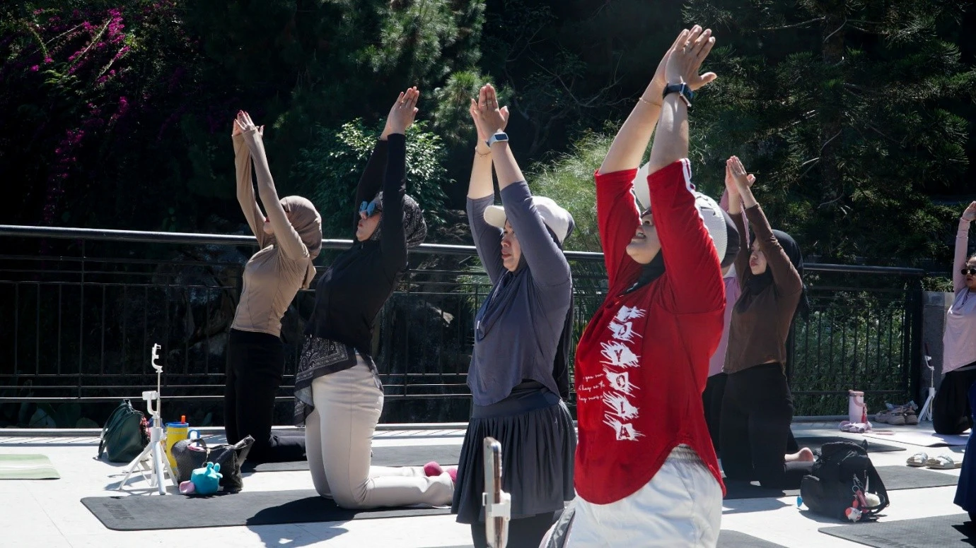 Gerakan kaki terangkat pilates di Tawangmangu